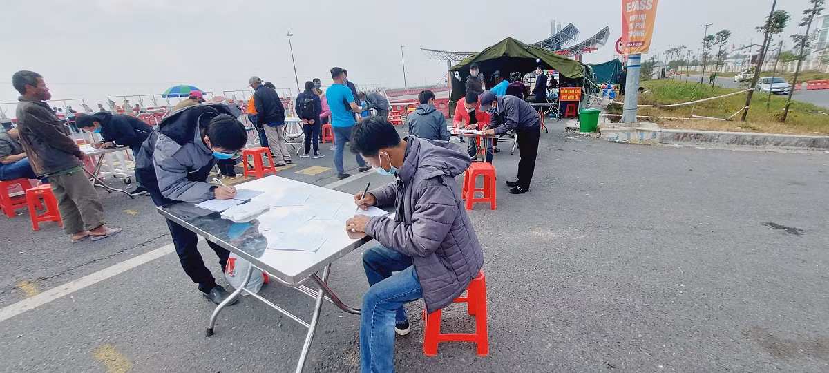 Hình ảnh người dân xếp hàng dài chờ khai báo y tế trước khi ra, vào cửa ngõ tỉnh Quảng Ninh.