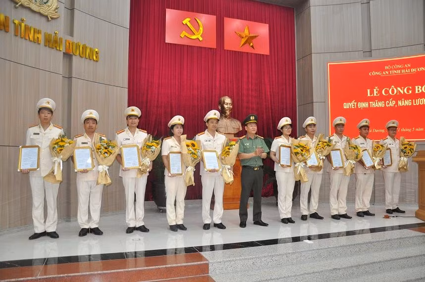 PGĐ Công an Hải Dương cùng 936 cán bộ được thăng cấp bậc hàm - Hình 3 PGD Cong an Hai Duong cung 936 can bo duoc thang cap bac ham-Hinh-3