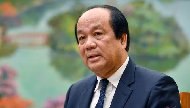 Ông Mai Tiến Dũng sinh ngày 8/1/1959, quê quán xã Văn Lý, huyện Lý Nhân, tỉnh Hà Nam. Trình độ chuyên môn Tiến sĩ Kinh tế, Cử nhân Luật. Ông Dũng từng giữ chức vụ Ủy viên Trung ương Đảng Khóa XI, XII; Bộ trưởng, Chủ nhiệm Văn phòng Chính phủ (4/2016 - 4/2021). 