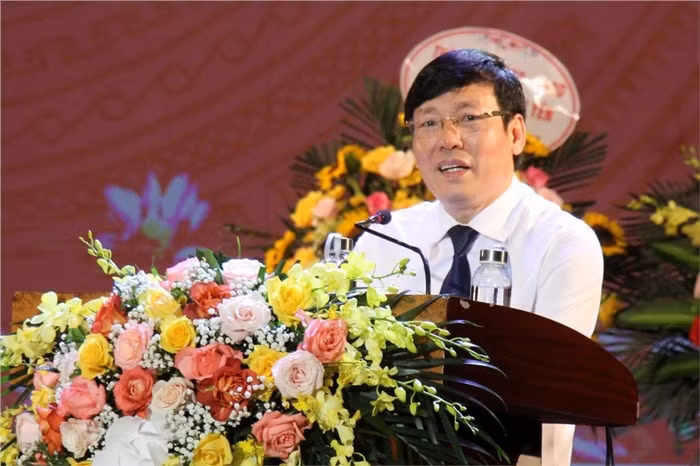  Chủ tịch UBND tỉnh Vĩnh Phúc Lê Duy Thành: Ông Lê Duy Thành, Chủ tịch UBND tỉnh Vĩnh Phúc bị khởi tố, bắt giam cùng ngày với bà Hoàng Thị Thuý Lan, cùng về tội nhận hối lộ liên quan vụ án xảy ra tại Tập đoàn Phúc Sơn. Ông Thành bị cáo buộc đã nhận số tiền tương đối lớn từ Hậu “Pháo” và đã nộp lại số tiền này.