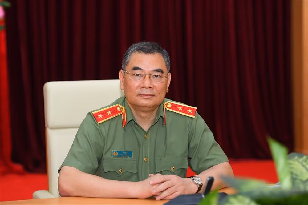Trung tuong To An Xo “vach” thu doan hoi nhom dau tu chung khoan