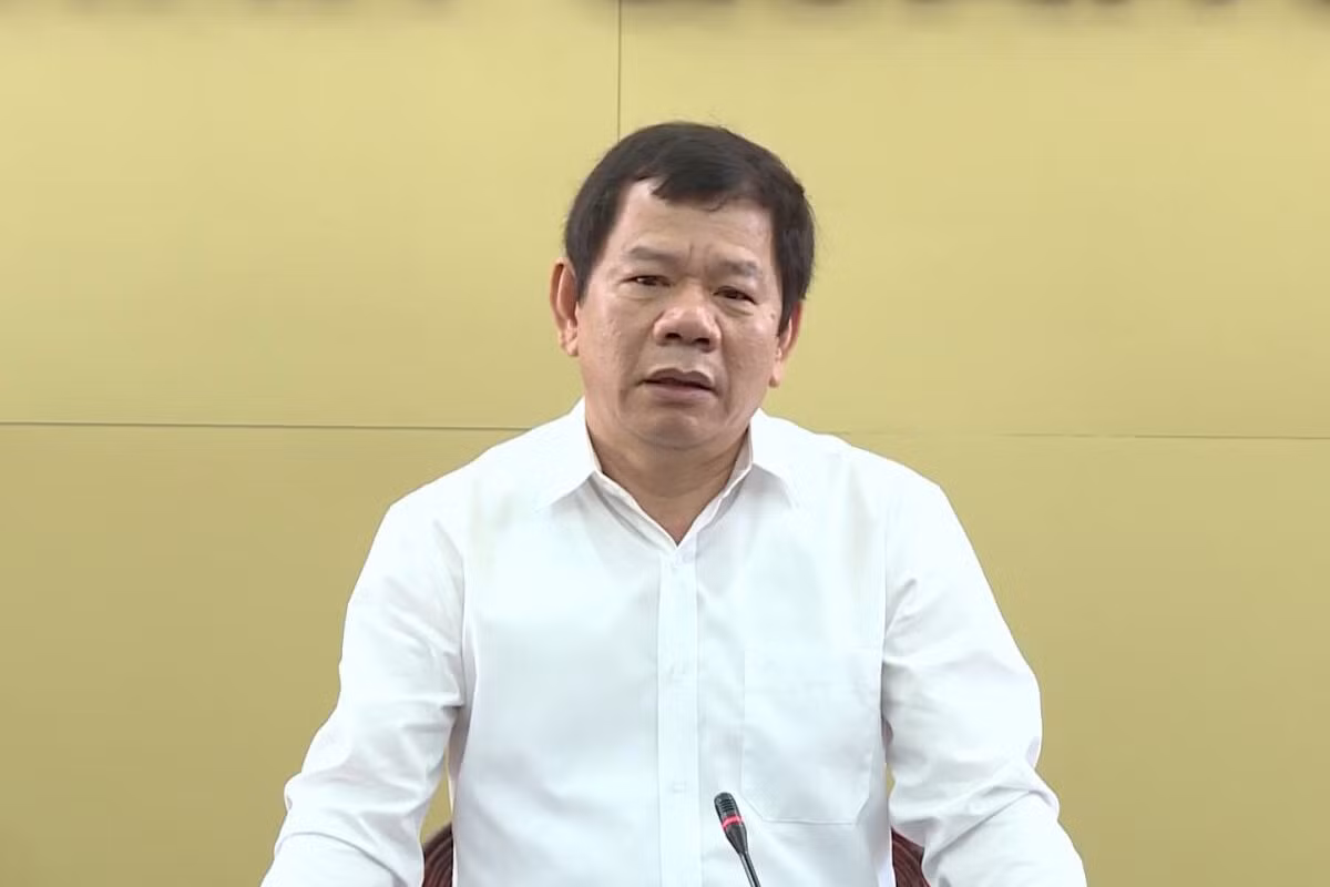 Đến ngày 9/4, Ban Bí thư xem xét, thi hành kỷ luật khai trừ Đảng đối với ông Đặng Văn Minh, Phó bí thư Tỉnh ủy, Bí thư Ban cán sự Đảng, Chủ tịch UBND tỉnh Quảng Ngãi.