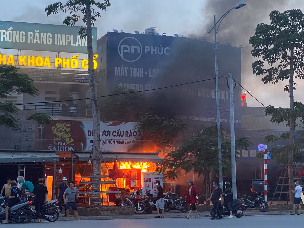 Thời điểm trên, người dân phát hiện đám cháy nhỏ, khói đen bốc lên trong khu vực bếp của quán ăn, sau đó hô hoán nhau tìm cách dập lửa. Do bình gas phát nổ nên ngọn lửa bùng lên dữ dội.