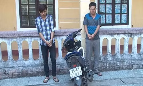 Sinh vien nghien ma tuy cuop vang tao ton giua pho