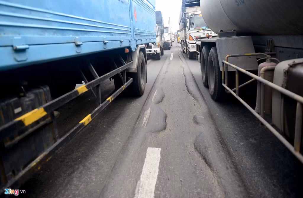 Đường bị lún nặng nhất dài gần 500 m hướng từ cầu Đồng Nai vào TP.HCM, tại khu vực dốc Thiên Thu (thuộc thị xã Dĩ An, tỉnh Bình Dương, giáp với quận 9, TP.HCM). Ôtô lưu thông qua phải di chuyển chậm, nhất là vào thời điểm kẹt xe thành hai làn theo mặt đường trồi, lún. 