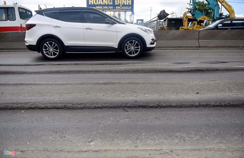 Nhựa đường bị trồi lên tạo thành những "con sóng" nhấp nhô.