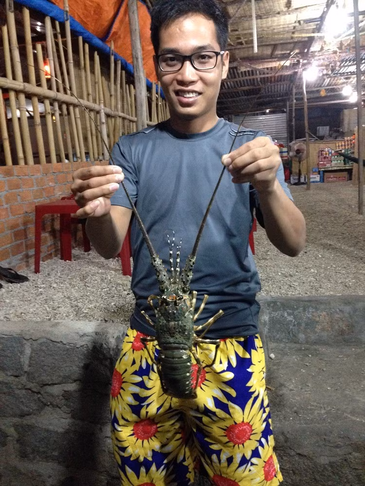 Người dân Khánh Hòa có câu: “Yến sào Hòn Nội, vịt lội Ninh Hòa, tôm hùm Bình Ba, nai khô Diên Khánh”, nên đến Bình Ba, bạn phải thưởng thức đặc sản tôm hùm được nuôi tại hòn đảo này mà không lo giá cả. Ngư trường biển nơi đây thích hợp cho việc tạo ra giống tôm hùm ngon khó nơi nào bì kịp. Còn gì tuyệt vời hơn tự tay chọn hải sản tươi rói rồi ngồi trên bãi cát thưởng thức và cảm nhận độ dai ngon đậm đà vị biển, nghe tiếng sóng ì oạp, gió biển mát lành, trăng sáng vằng vặc, thỉnh thoảng lại có những chú cua biển lạc lối bò ngang qua. Hai ngày một đêm lang thang trên đảo trôi qua thật nhanh, chúng tôi trở về Hà Nội mà lòng đầy nuối tiếc, tự nhủ còn lưu luyến là còn quay lại. Mong một ngày trở lại với cảnh bình minh rực rỡ, trở về để nghỉ ngơi và hưởng một quãng ngắn thời gian trong tĩnh lặng của đất trời. 