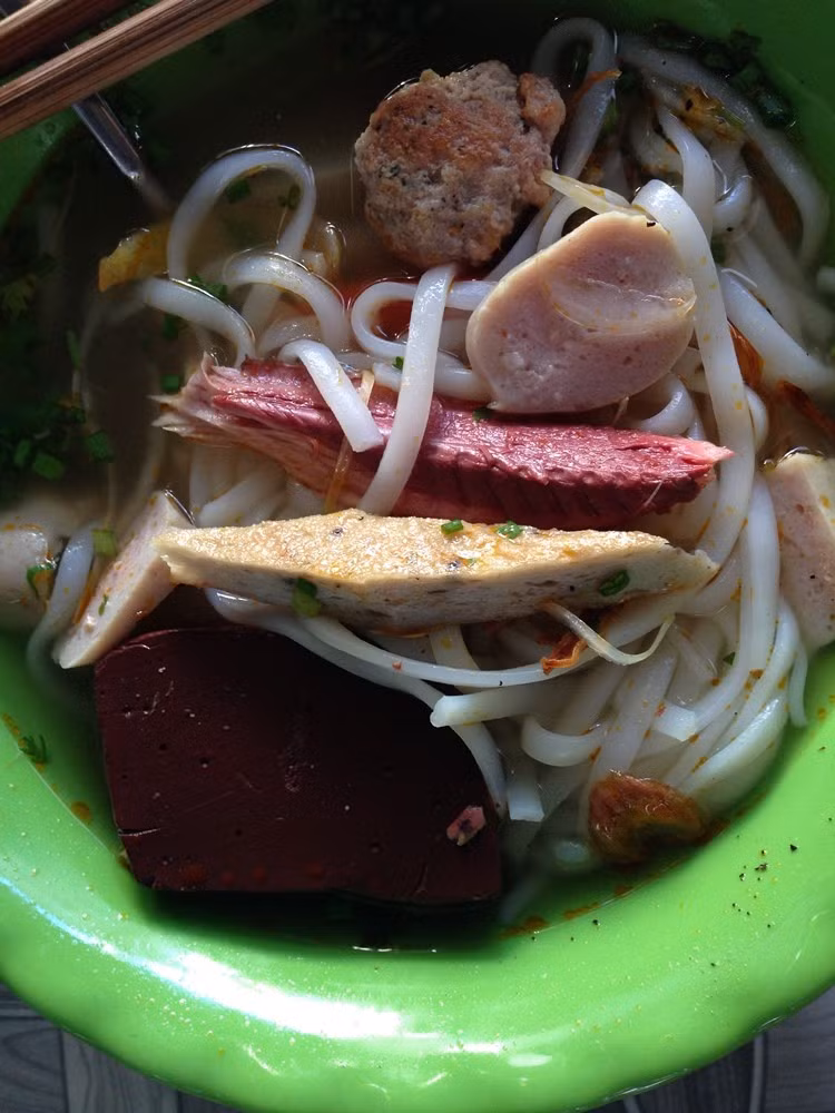 Nếu đã no nê ở các món hàng vặt, bạn hãy thưởng thức món bánh canh tôm mực vào bữa sáng hôm sau. Đây là món rất rẻ mà không kém phần hấp dẫn, đầy đủ năng lượng cho một buổi sáng nhiều hoạt động. 