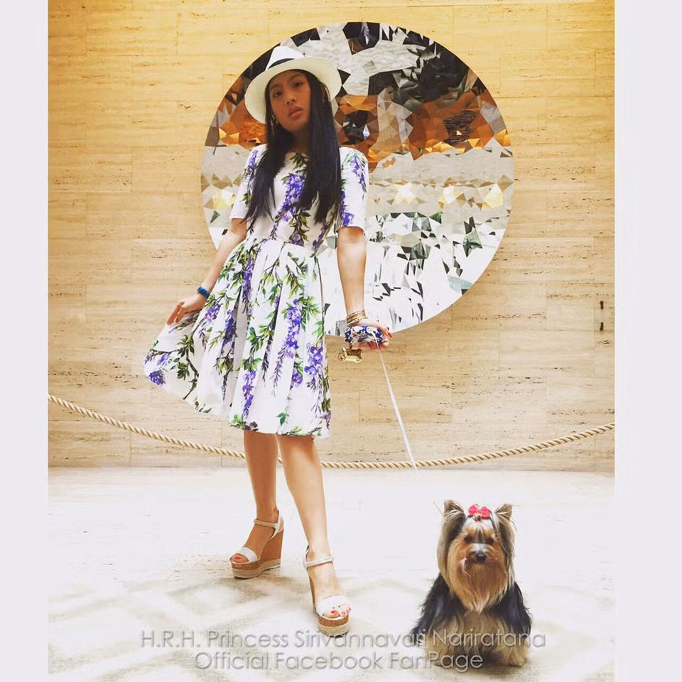 Cô thường xuyên xuất hiện tại Tuần lễ Thời trang Paris, ở hàng ghế đầu của Dior, Chanel và Valentino. Năm 2008, công chúa Sirivannavari được tạp chí Forbes bình chọn vào danh sách 20 nhân vật Hoàng gia hấp dẫn nhất thế giới.