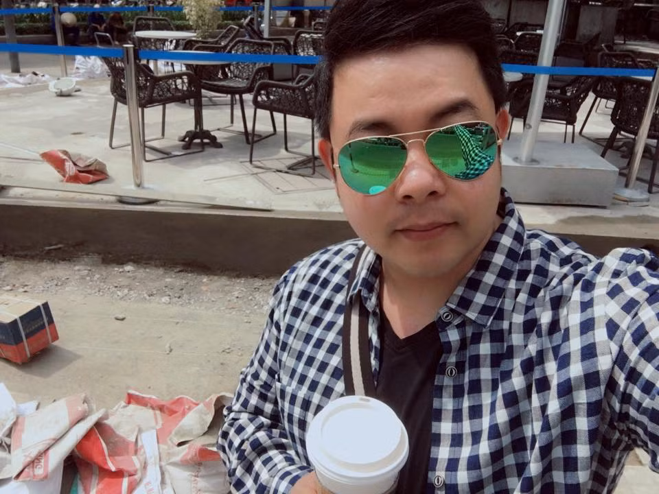 Ngoài khăn cổ, Quang Lê còn rất chuộng một món phụ kiện khác là kính râm 