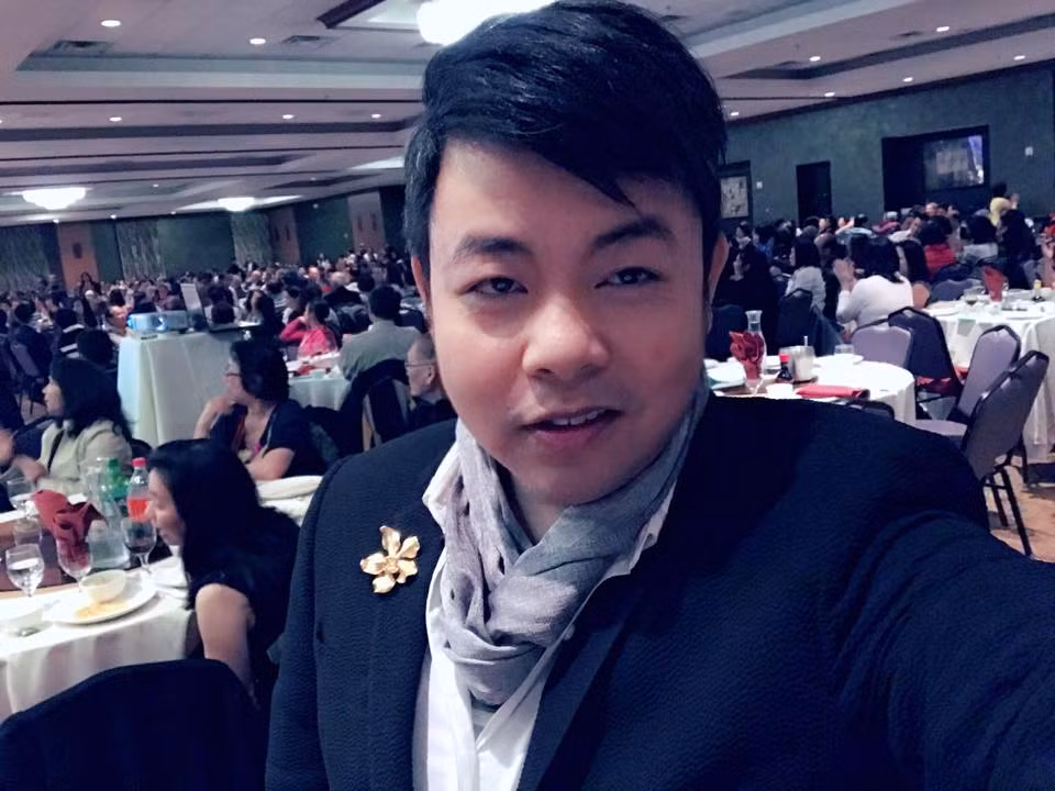 Đi tiệc anh sẽ sử dụng mẫu khăn mỏng và có thiết kế thanh lịch hơn để làm đẹp 