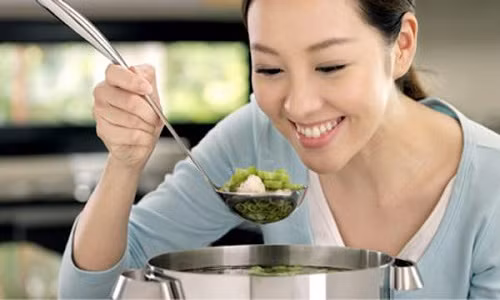 Khi nêm giấm hãy nêm từ từ, vừa nêm vừa nếm lại cho đến khi thấy vừa miệng là được. Không nên cho giấm quá nhiều, như vậy sẽ làm món ăn không được ngon. Nguồn ảnh: Thegioinoitro.vn.