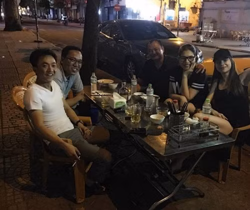 Thay vì ngồi trong một nhà hàng sang trọng, cặp đôi chọn cách ngồi nhậu bên vỉa hè cùng bạn bè.