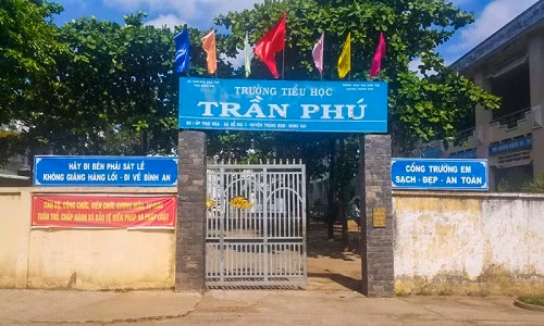 Nu giang vien tut quan hoc sinh giua lop de doa nat