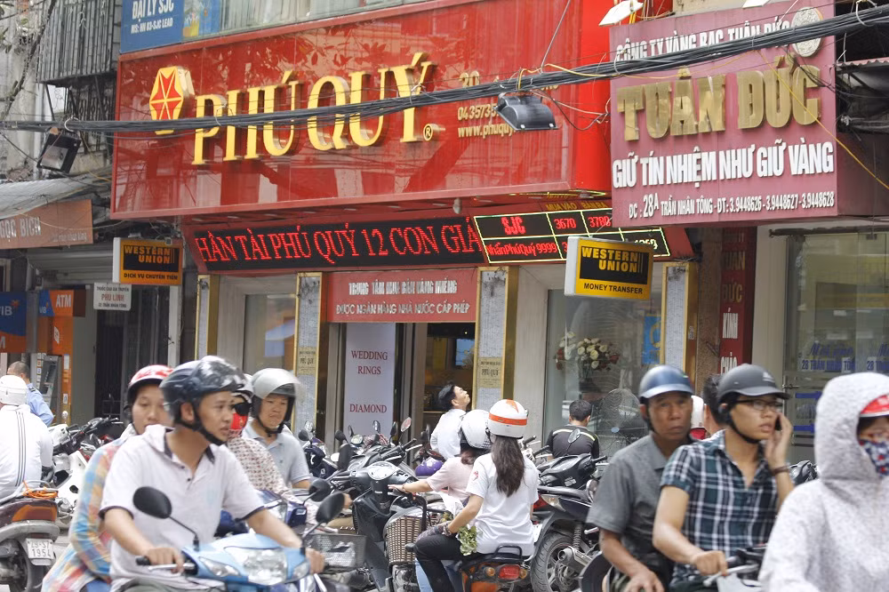 Ghi nhận tại cửa hàng vàng bạc Phú Quý cho thấy, lượng khách đến giao dịch vàng cũng đông không kém.
