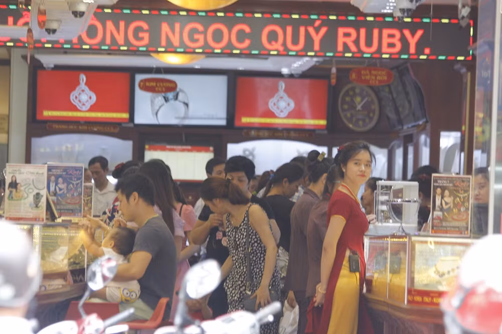 Theo các chuyên gia, mức 40 triệu đạt được hôm qua có thể coi là "đỉnh", vì vậy giá vàng khó tăng cao hơn nữa. Vì vậy, người dân cần cân nhắc khi có ý định mua vào.