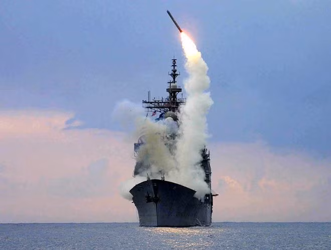 Không chỉ vậy, Tomahawk còn có thể đọc địa hình theo chiều thẳng đứng để so sánh với bản đồ số được nạp sẵn, giúp tên lửa di chuyển an toàn và chính xác hơn.