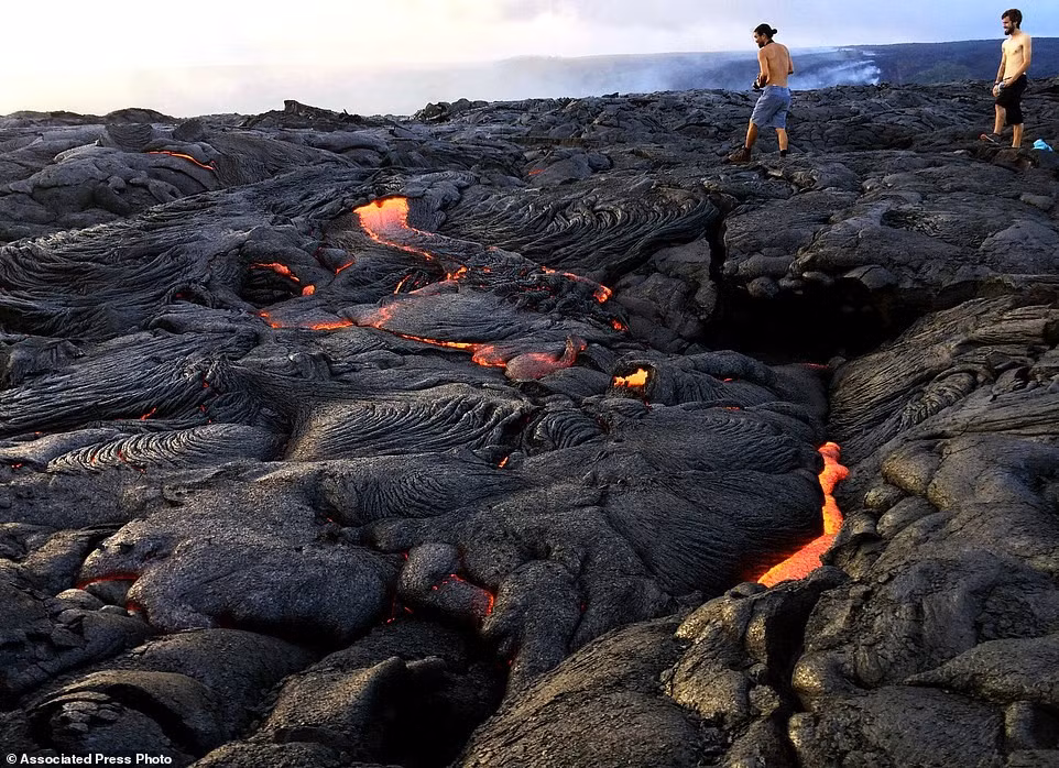 Sau khi ngừng hoạt động trong 3 năm, núi lửa Kilauea trên đảo Big Island thuộc quần đảo Hawaii của Mỹ phun trào trở lại. Rất nhiều du khách đã tới Công viên Núi lửa quốc gia ở Hawaii để chiêm ngưỡng cảnh tượng kỳ thú này.