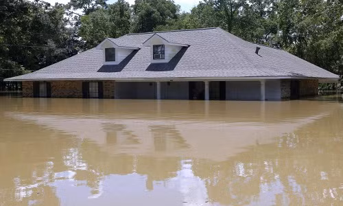 Một ngôi nhà gần như chìm trong biển nước ở Ascension Parish hôm 15/8. Những trận mưa lũ vài ngày qua ở Louisiana đã làm ít nhất 5 người chết và hàng nghìn người phải sơ tán.