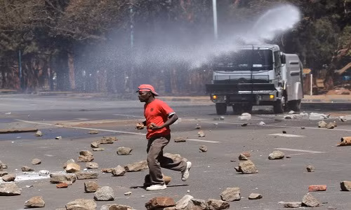 Lực lượng chính phủ Zimbabwe sử dụng vòi rồng trấn áp đám đông biểu tình trong khi những người biểu tình ném đá về phía cảnh sát.