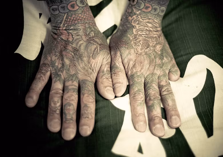 Thành viên Yakuza sẽ phải tự chặt đứt một ngón tay mình nếu phạm lỗi. Do vậy, bàn tay của nhiều thành viên băng đảng này thường thiếu ngón.