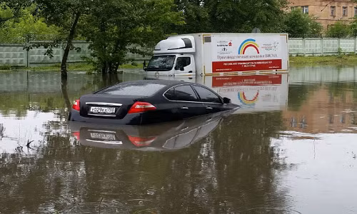 Cảnh tượng đường phố Moscow biến thành sông vì mưa lớn.