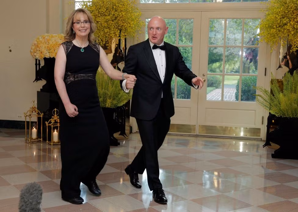 Nữ nghị sĩ Gabrielle Giffords và nhà du hành vũ trụ Mark Kelly.