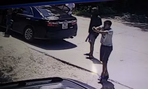 Một người từ trên ô tô bước xuống cầm súng ngắn bắn nhiều phát về phía gia đình ông Trịnh Ngọc Đỉnh - Ảnh cắt từ camera.