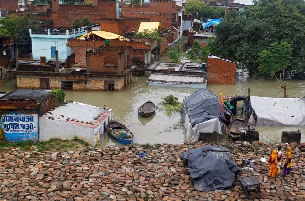 Nước lũ tràn vào những ngôi nhà ở Allahabad sau khi nước sông Ganga tràn bờ hôm 23/8.