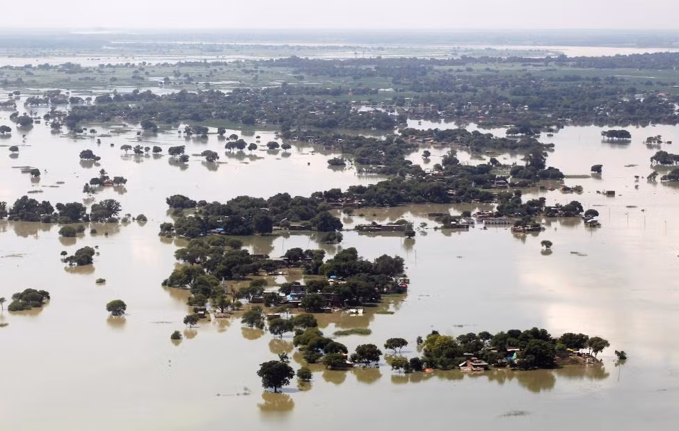 Những cơn mưa lớn liên tục trút xuống khiến nhiều con sông, trong đó có sông Ganges và các phụ lưu của nó, tràn bờ, gây ra cảnh tượng lũ lụt kinh hoàng ở Ấn Độ. Ảnh: Một ngôi làng ở vùng ngoại ô Allahabad chìm trong biển nước hôm 24/8.