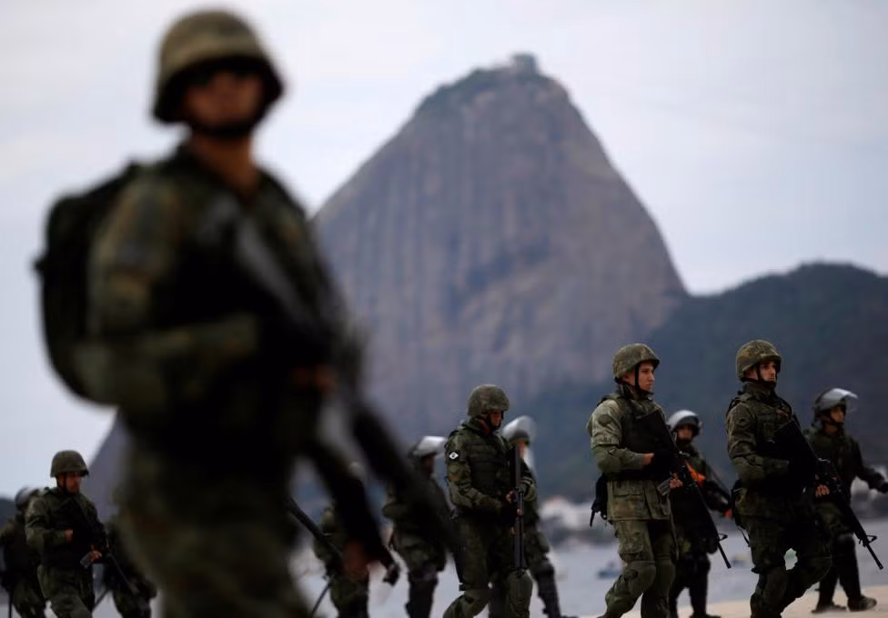 Binh sĩ Hải quân Brazil tham gia một cuộc diễn tập trên bãi biển Flamengo trước thêm Thế vận hội Rio 2016 diễn ra.
