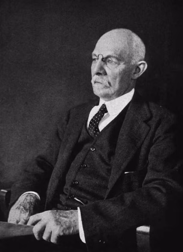 Năm 1884, William Stewart Halsted, một bác sĩ người Mỹ nổi tiếng, đã thực hiện ca phẫu thuật đầu tiên sử dụng cocaine làm thuốc gây mê. Bác sĩ Halsted sau đó được ghi nhận là bác sĩ nghiện cocaine đầu tiên trên thế giới.