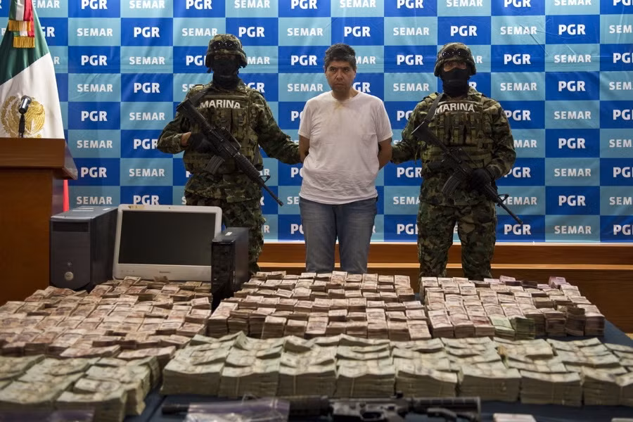 Eric Jovan Lozano Diaz, một thành viên của đế chế ma túy Los Zetas, bị giới chức Mexico bắt giữ cùng số tiền lớn tại Mexico City ngày 15/6/2012.