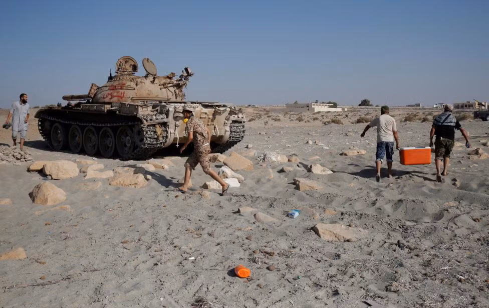 Lực lượng Libya liên minh với chính phủ rời khỏi bãi biển sau khi nã pháo vào nhóm khủng bố ở Sirte.