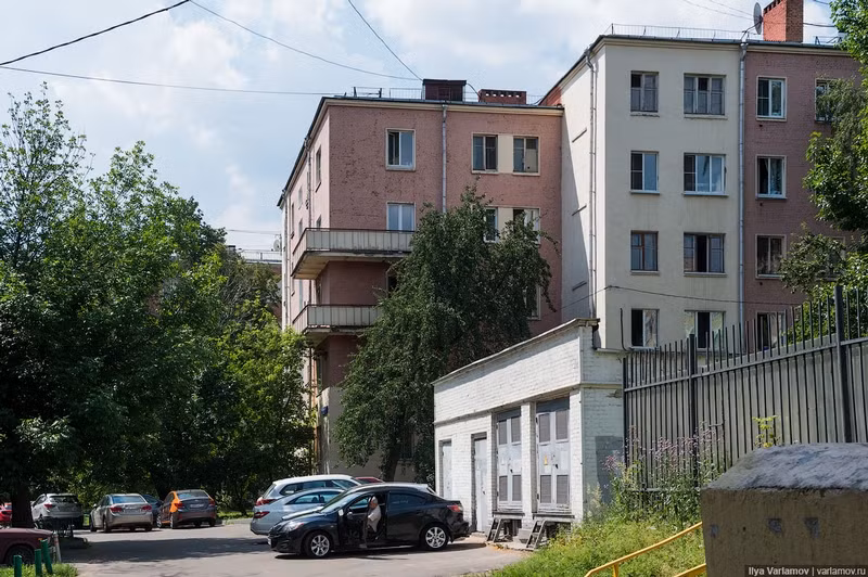 Vào những năm thập niên 80, một nhà máy thực phẩm ở Moscow thuê nhiều công nhân đến từ những ngôi làng và vùng quê khác nhau. Công ty này ổn định chỗ ở cho họ trong ký túc xá vốn là một nhà mẫu giáo ở thành phố Budenovskiy.