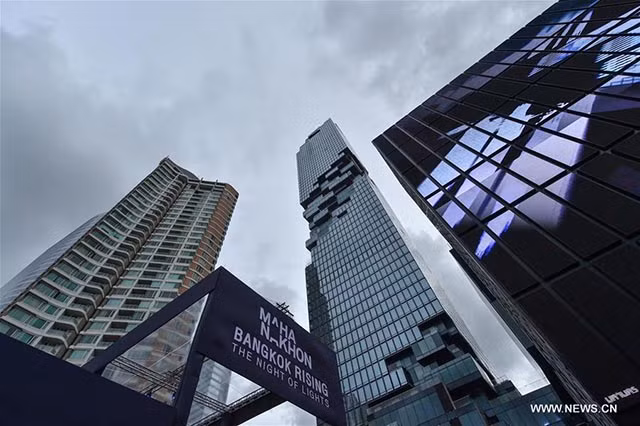 Bên ngoài tòa nhà chọc trời MahaNakhon. Ảnh: THX.