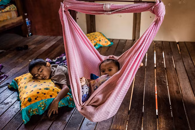 Hầu hết những đứa trẻ Bajau chỉ sống trong ngôi làng của chúng từ lúc chào đời cho tới khi về già.