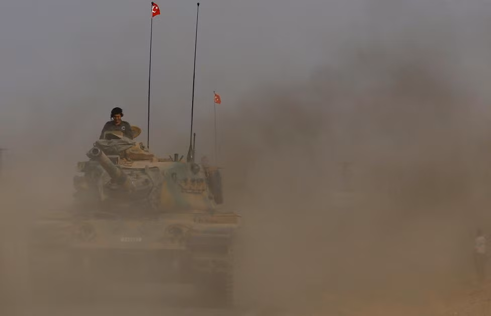 Một chiếc xe tăng Thổ Nhĩ Kỳ trên đường tiến về thị trấn Jarablus.