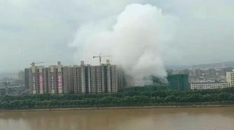Khói bốc lên cao từ tòa nhà xảy ra vụ nổ. “Tôi đang ngủ thì đột nhiên nghe thấy một tiếng nổ lớn. Tiếng nổ kéo dài nhiều phút”, Du Qiuxin, một cư dân sống cách khu nhà máy khoảng 1 km nhớ lại. Ảnh: RT/Twitter.
