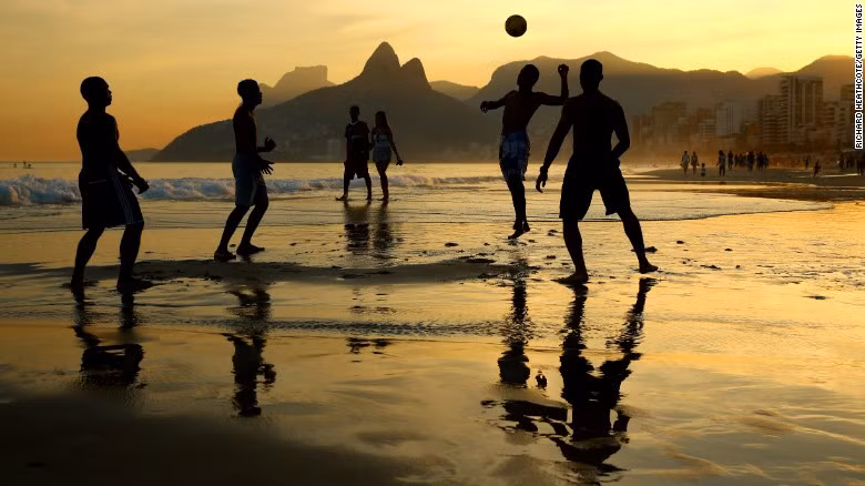 Sự vui vẻ: Người dân đất nước Brazil luôn biết cách làm cho họ cảm thấy vui vẻ, từ hoạt động vui chơi thể thao cho tới những lễ hội,...