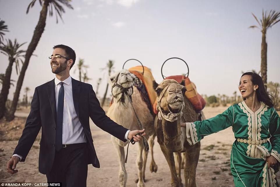 Cặp đôi lưu lại khoảnh khắc đáng nhớ ở Marrakech, Ma-rốc.