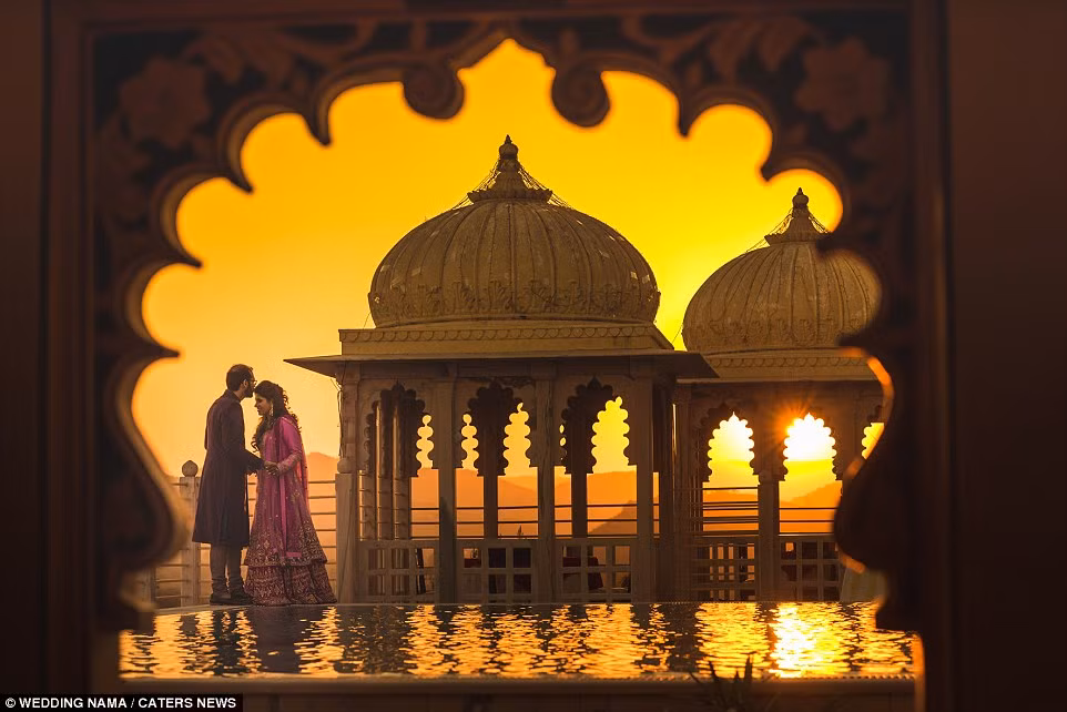 Giây phút tình cảm, hạnh phúc của một cặp đôi được lưu giữ tại Udaipur, Ấn Độ. 