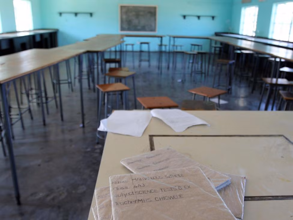 Sách vở vẫn còn trên bàn trong lớp học trống không tại Trường Trung học Epworth ở Zimbabwe hôm 5/7/2016.