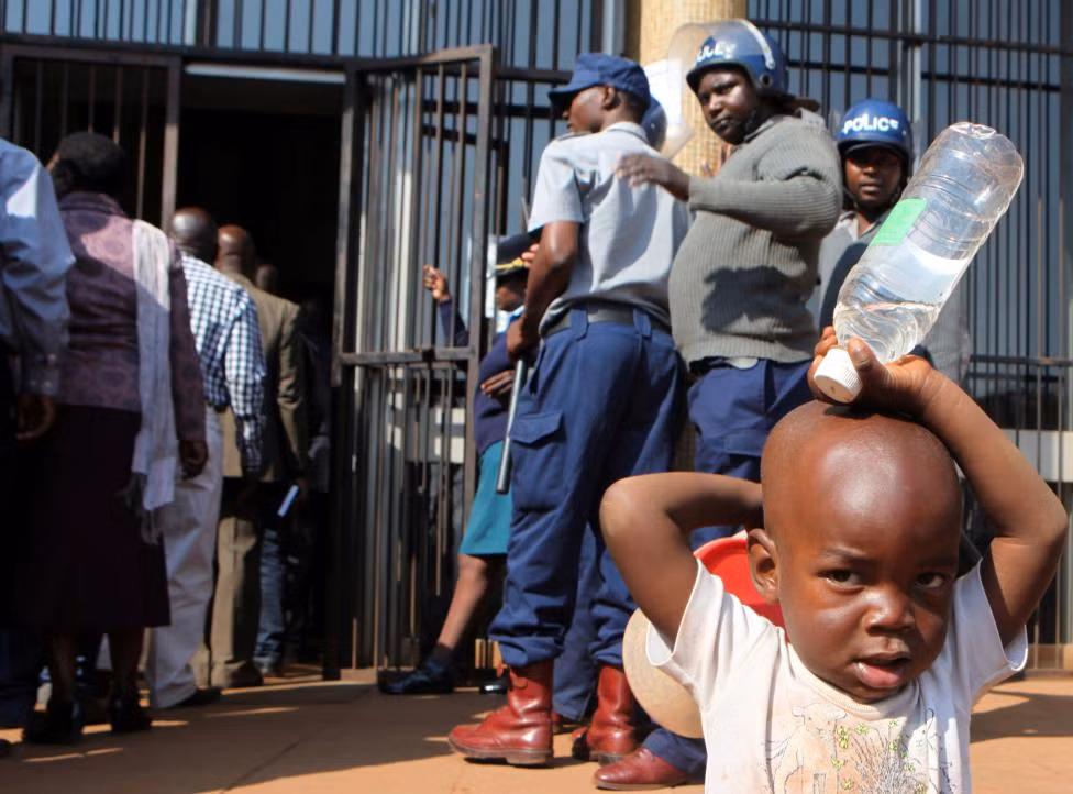 Cảnh sát chống bạo động Zimbabwe được triển khai tại lối vào tòa án sơ thẩm Harare ngày 29/7.
