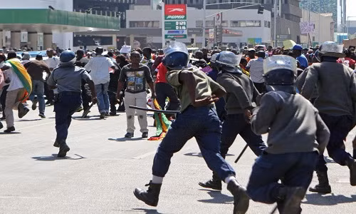 Cảnh sát Zimbabwe truy đuổi người biểu tình ở Harare ngày 3/8/2016.