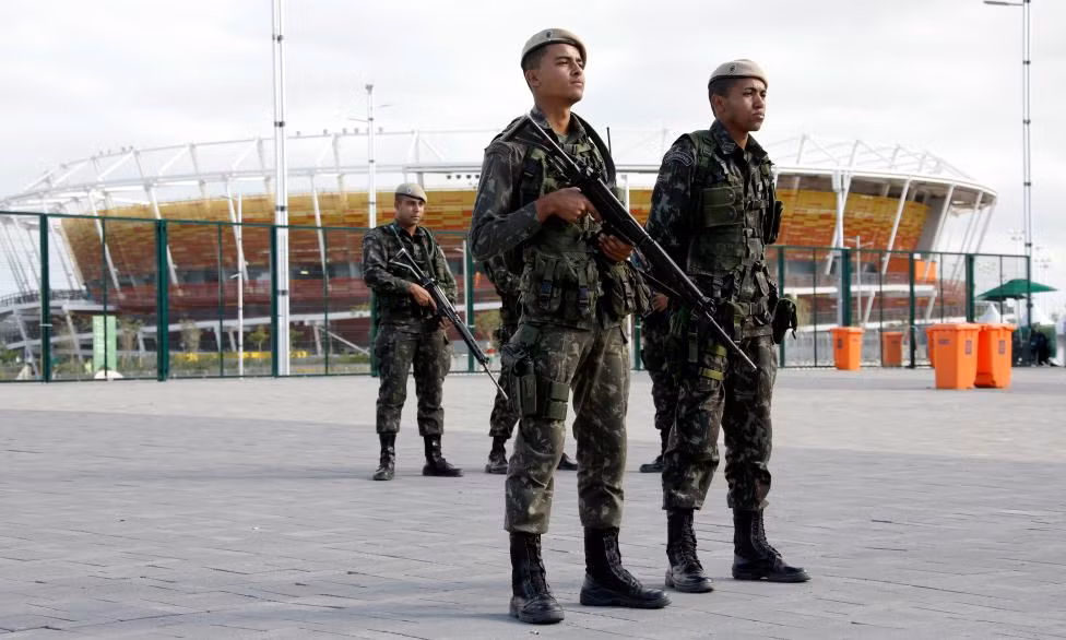 Lực lượng quân đội Brazil tuần tra bên ngoài công viên Rio Olympic Park tại Rio de Janeiro hôm 17/7.