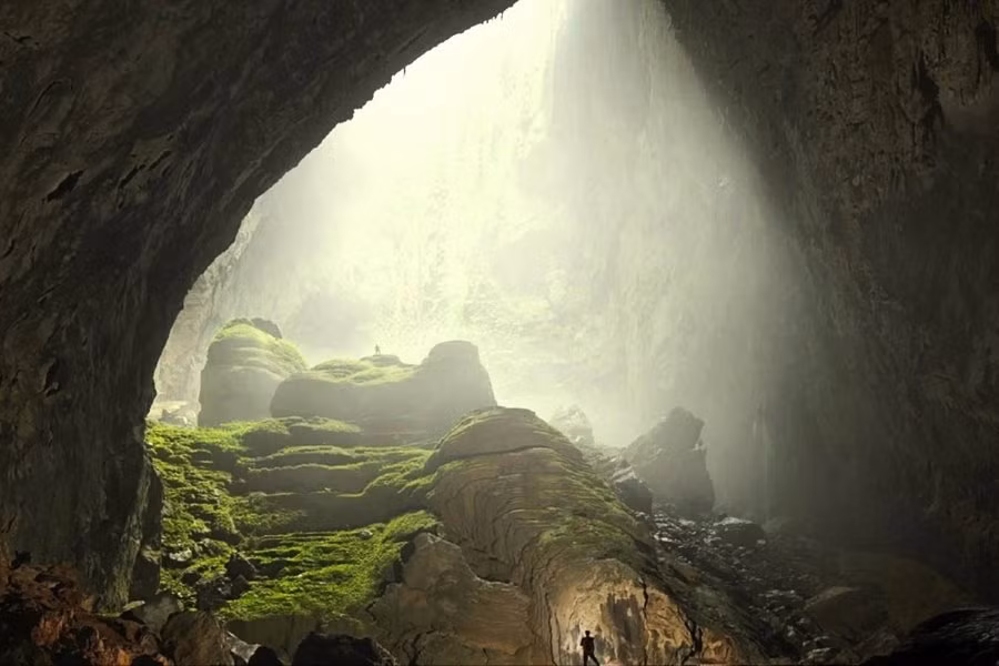 Hang Sơn Đoòng ở Việt Nam là hang động lớn nhất thế giới.