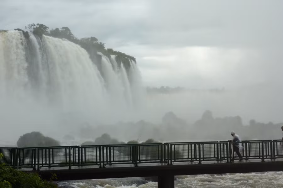 Thác nước Iguaza ở Brazil.