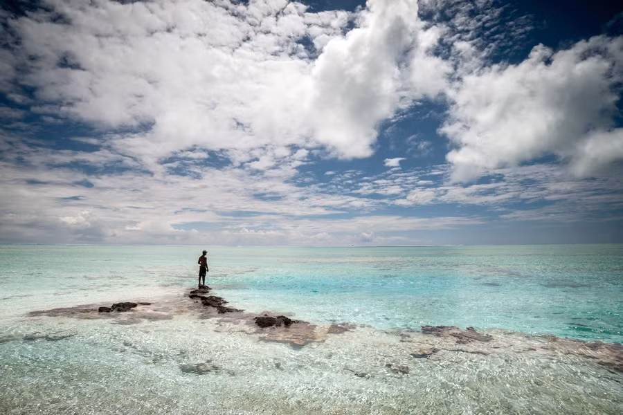 Rạn san hô Toau, cách đảo Tahiti khoảng 402 km về phía tây bắc.