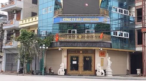 Trước đó, ngày 2/4/2020, Cơ quan Cảnh sát điều tra Công an tỉnh tiếp nhận tin báo, tố giác tội phạm của anh Trịnh Ngọc Anh (SN 1996, trú tại xã Vũ Ninh, huyện Kiến Xương, tỉnh Thái Bình) về việc, ngày 30/3, anh bị một số đối tượng đánh gây thương tích tại Công ty TNHH Đường Dương, địa chỉ số 366, đường Lê Quý Đôn, phường Kỳ Bá, Thành phố Thái Bình.